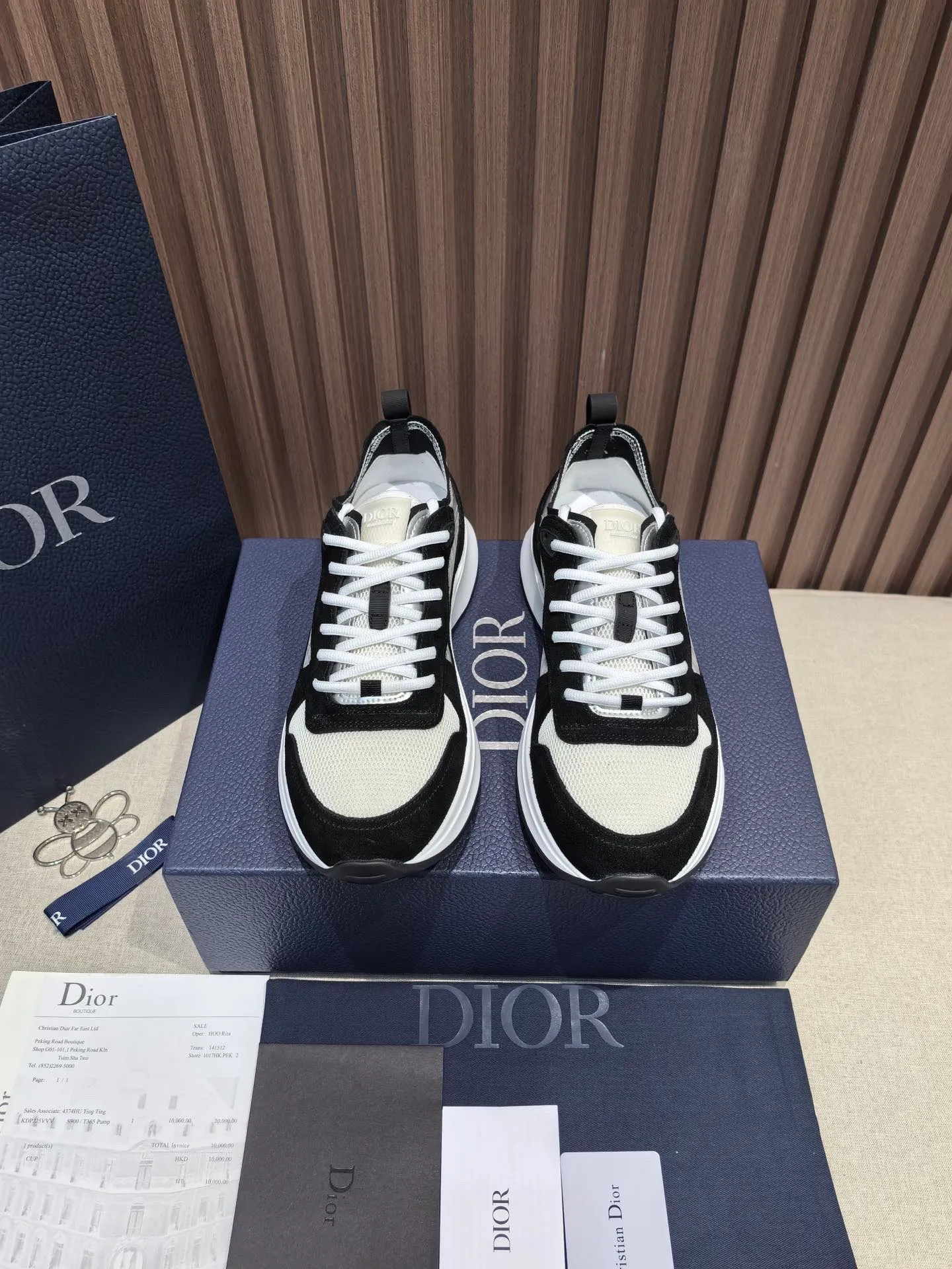 Factory price: 440💰 🔍Top purchasing agent🇮🇹 Dior's super-popular sports shoes, popular for street men, are synchronized with the new product counters. The uppers are made of Italian original imported cowhide and matched with D's customized fabrics. It is a must-have for fashionistas. The complex craftsmanship is perfectly reproduced. Imported soft cowhide foot pads, soles: original soles specially provided by the original factory, exclusive movable molded soles are super comfortable, original factory follow-up goods, 🔍🔍high quality, you can enter and exit the counter at will, welcome to compare, code number 38-45 (46 can be customized and cannot be returned or exchanged)